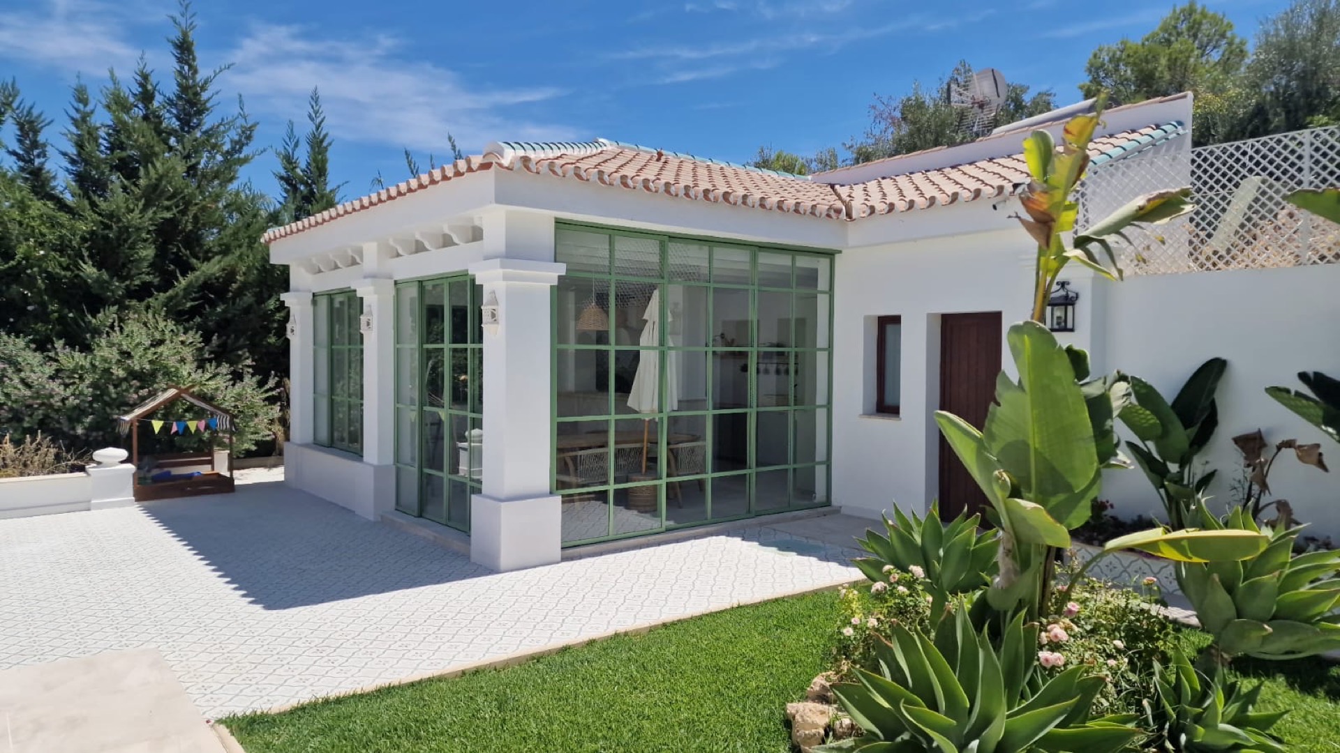 Cierre minimalista de cristal sin perfiles en terraza — Cristalería Dicor Fuengirola